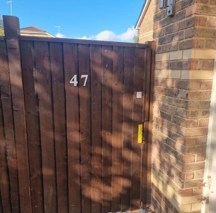 Modern Immaculate With Ac & Parking, Outside The Caz Apartament Bristol