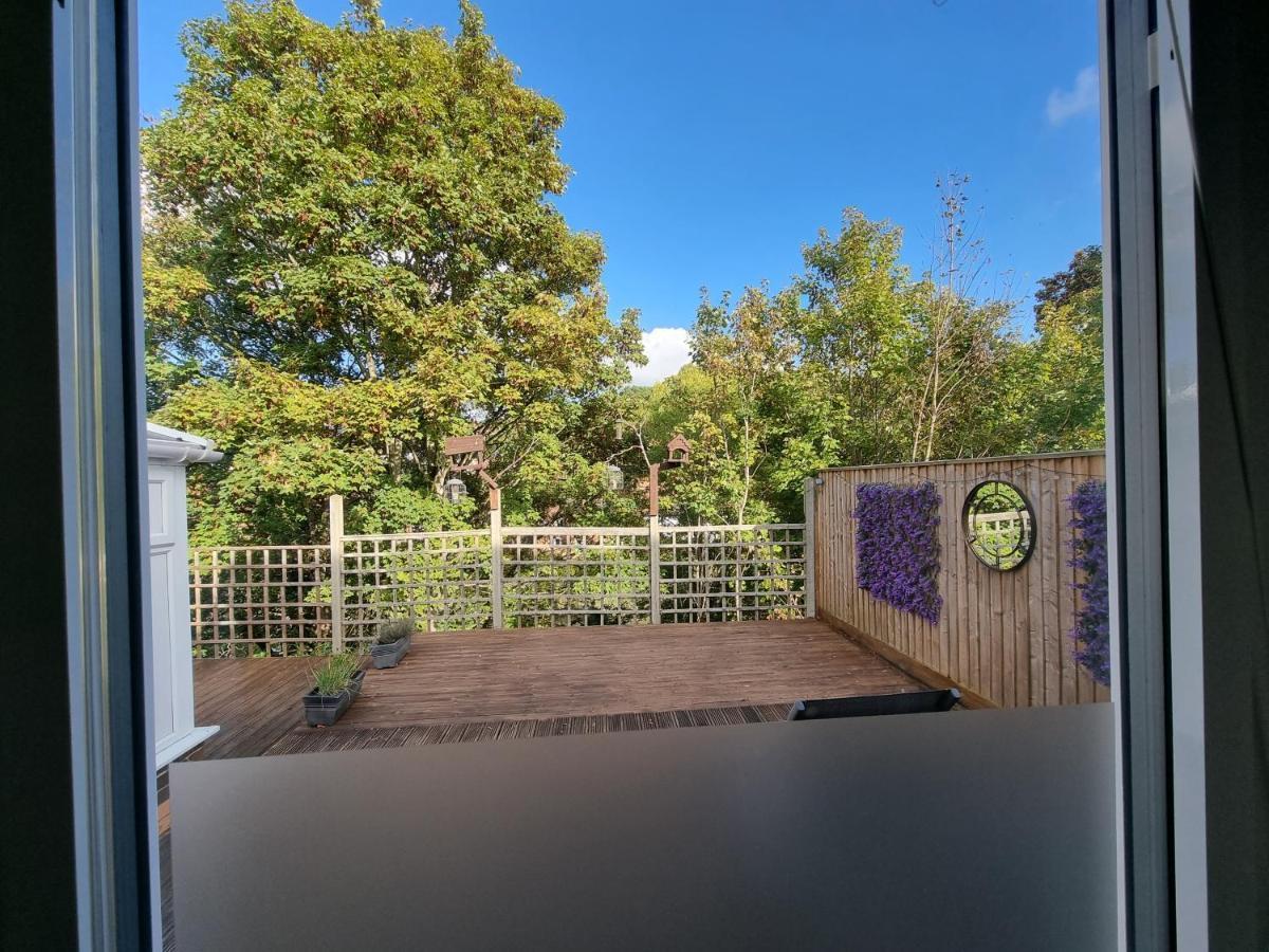 Modern Immaculate With Ac & Parking, Outside The Caz Apartament Bristol