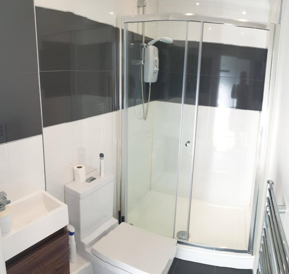 Apartament Modern Immaculate With Ac & Parking, Outside The Caz