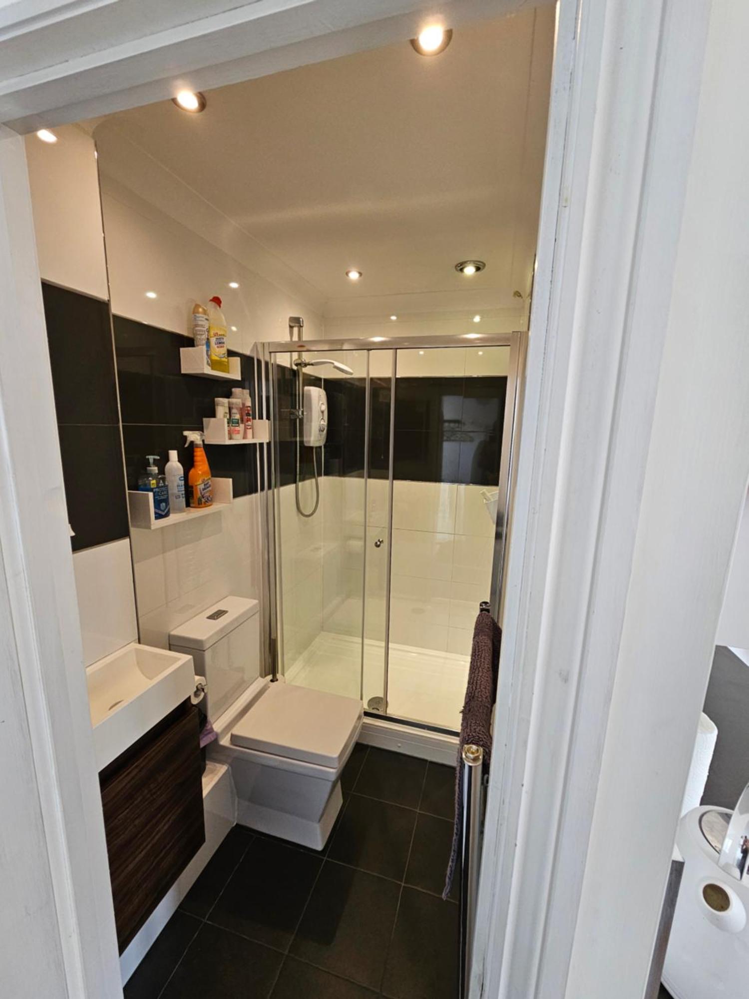 Apartament Modern Immaculate With Ac & Parking, Outside The Caz Bristol