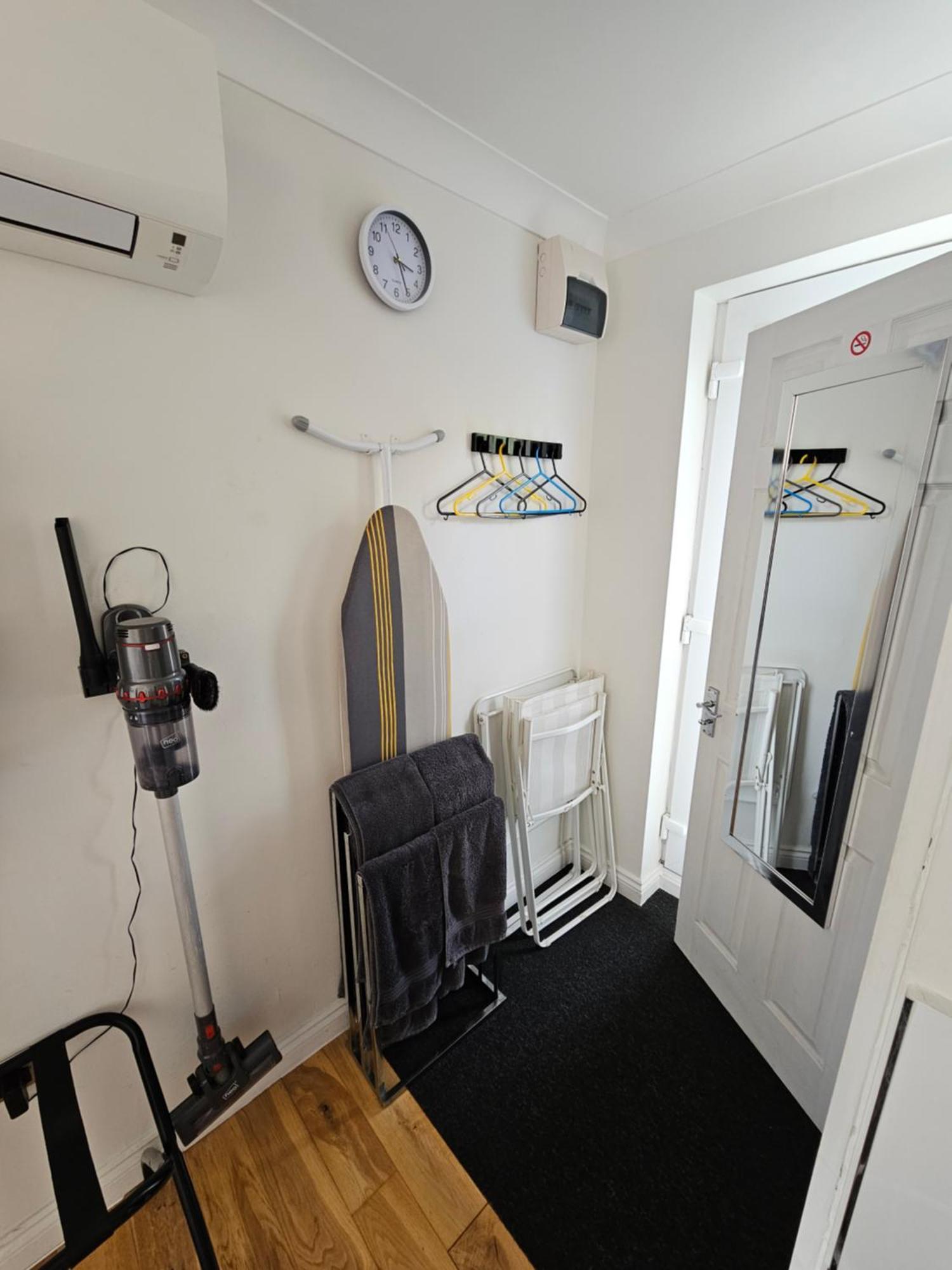 Modern Immaculate With Ac & Parking, Outside The Caz Apartament *