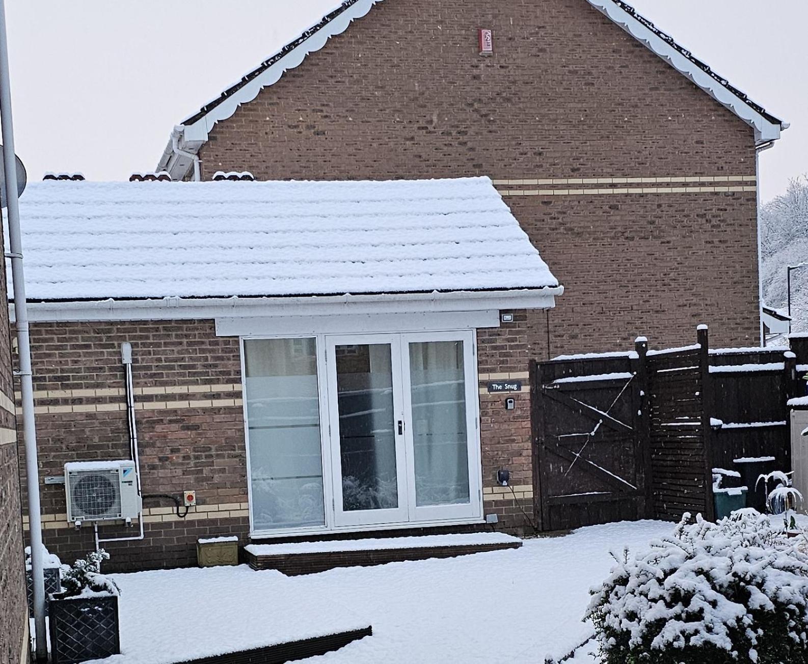 Modern Immaculate With Ac & Parking, Outside The Caz Apartament *